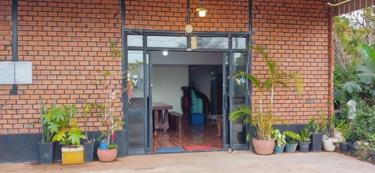 Manel Guesthouse And Restaurant Sen Monorom Exterior foto